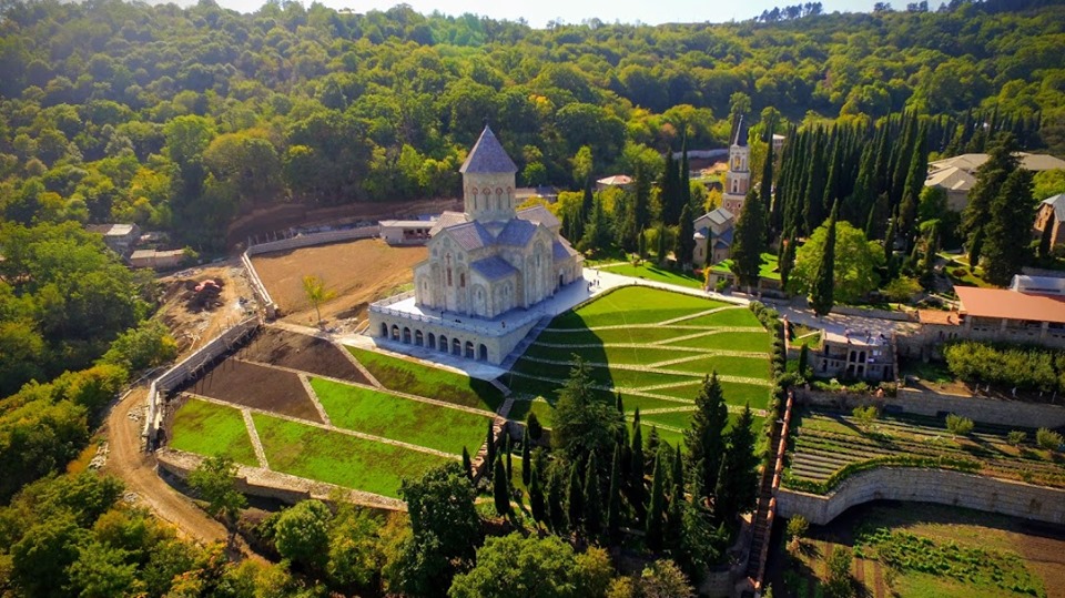 Bodbe Monastery surrounded by gardens